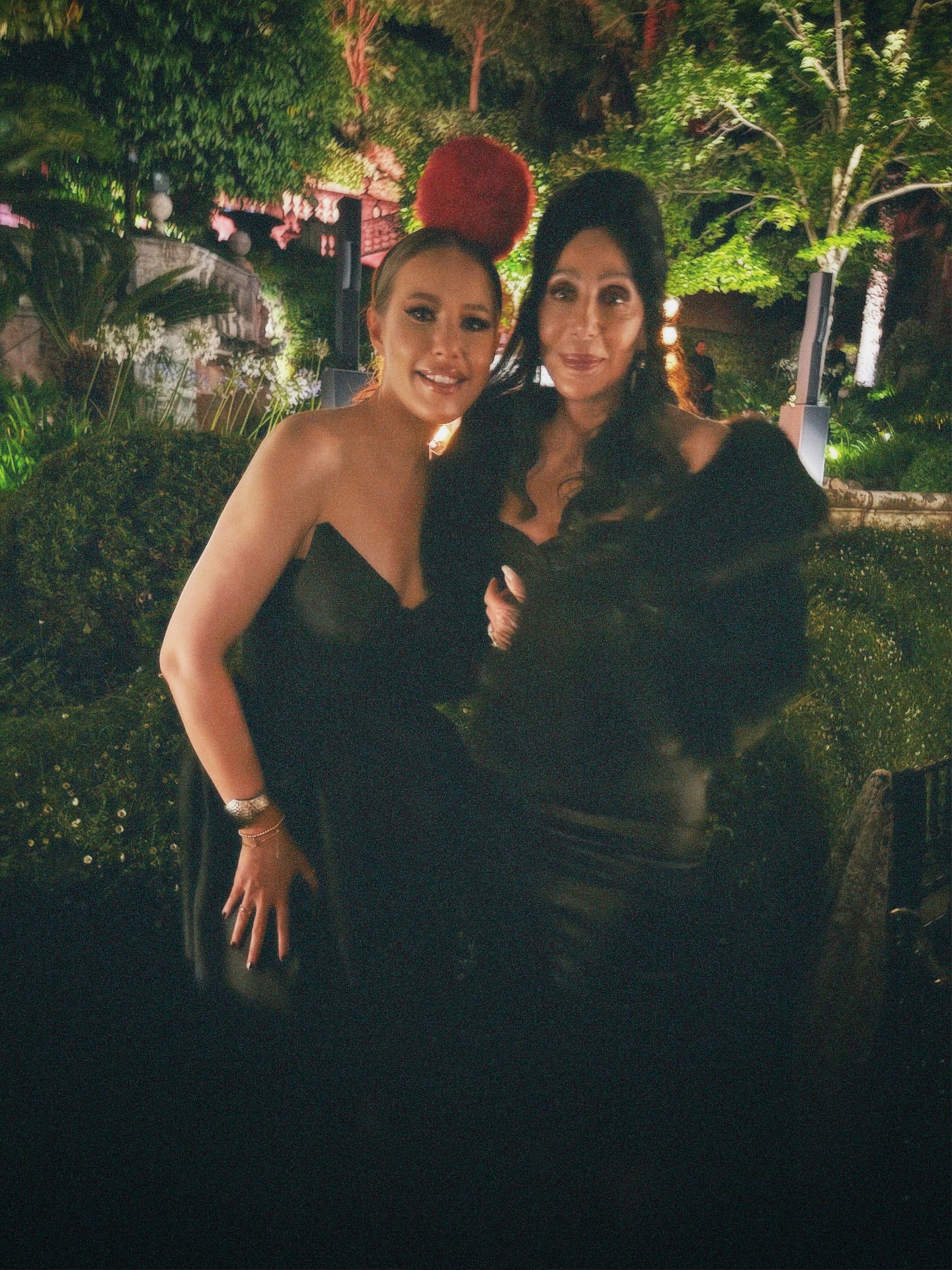 After party @dolcegabbana в De Russie была прекрасна. Пэт Макграт @patmcgrathreal, Шер @cher и Вайолет Чачки @violetchachki. Еще один фантастический вечер с красивыми людьми в центре Рима.
И так как я любитель контрастов – завтра уже детский отдых , шлепки и любимая деревня😉
На мне:
Платье @zimmermann
Ободок @ulyanasergeenkostore
Кроссовки @miumiu