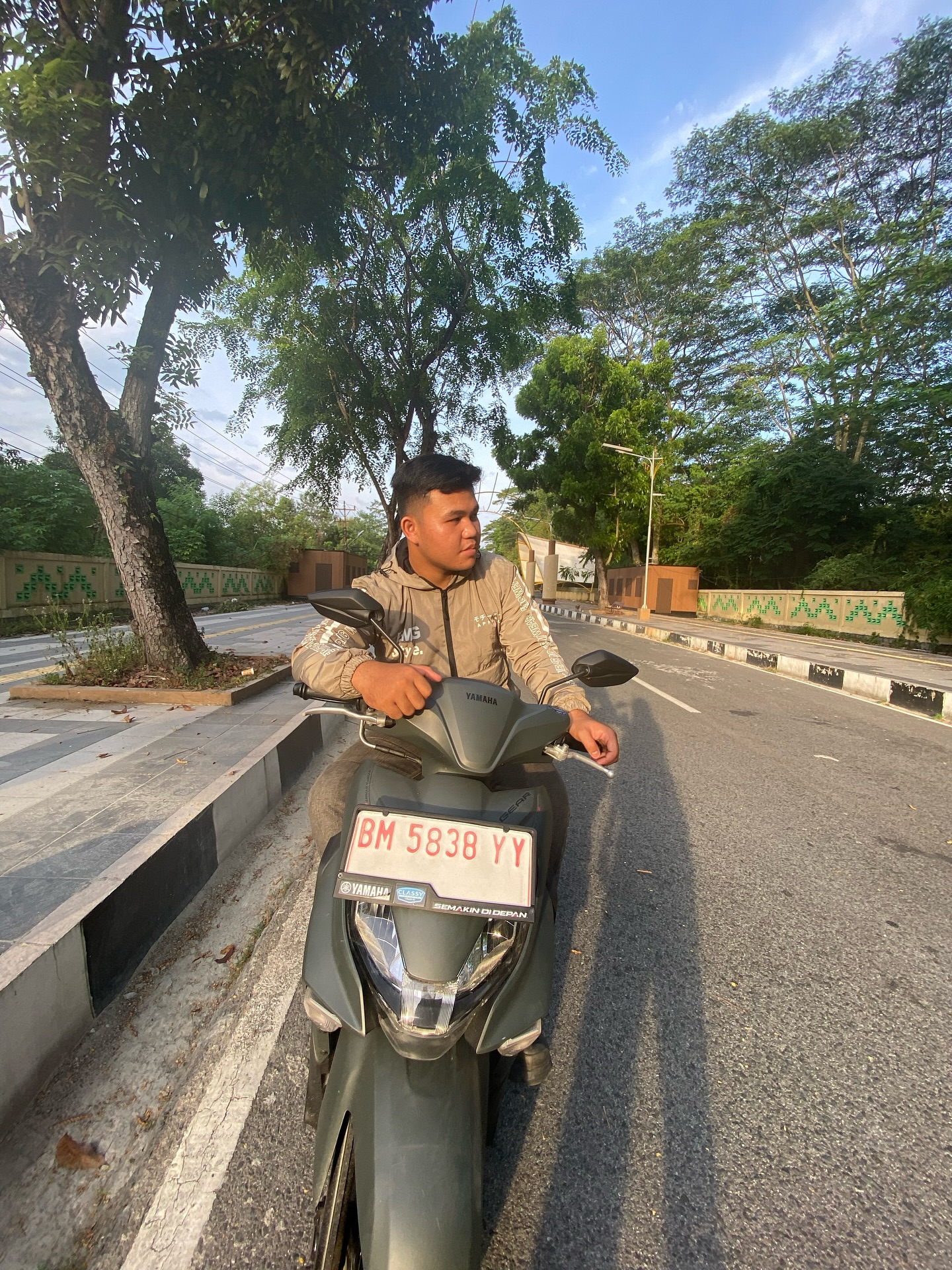 Motoran sekarang nggak cuma soal sampai tujuan, tapi juga soal gaya dan kenyamanan.
Yamaha Gear Ultima, partner harian yang bikin semua jadi lebih praktis dan keren!
#GearUltima #PartnerHariku