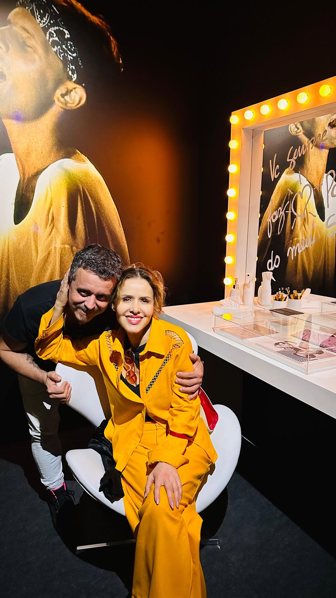 🔺O Tempo Não Para e a força da obra de Cazuza também não… ⚡️!!!
Ontem fui na linda @cazuzaexposição numa visita guiada por meu amigo poeta e organizador da obra de Cazuza @ramonnunesmello ❤️
👉👉🏿 Está imperdível, no Shopping Leblon; com 9 salas de poesias inéditas, fotos, videos, depoimentos, muita música, e um banho de emoção que brota da obra desse artista incrível, que permanece vivo no coração do Brasil.
Aproveitem pra ir no cinema e ver “Cazuza Boas Novas” do @niloromero1 em cartaz no Rio!
🔺Viva Cazuza, todo amor que houver nessa vida 💐!!!