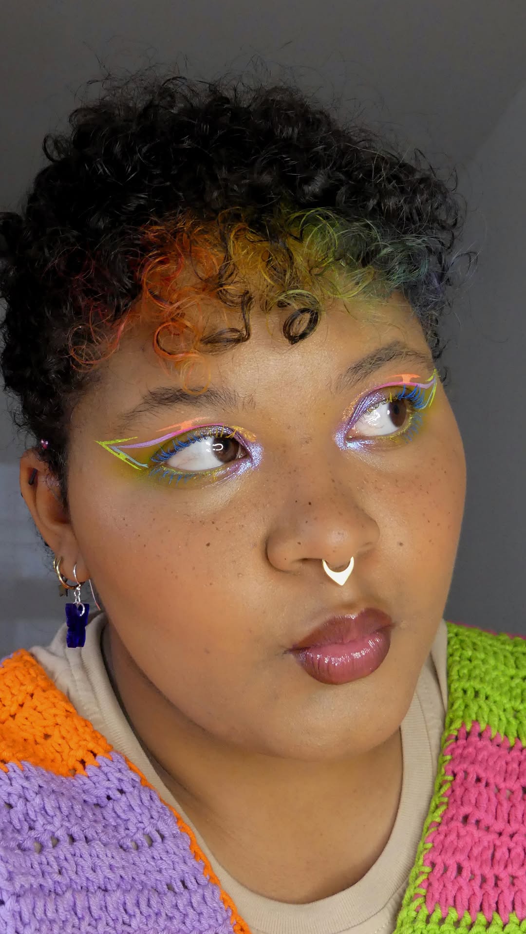 A FRECKLE PEN !!! 🕺🏽🕺🏽
Sooo @glisten_cosmetics has been teasing this product for a long time !! 🩷 And I got to have it earlier at the beauty experience in Paris ✨✨
I just love this product so much !! I always wanted a pen like this, but when you are dark skinned it’s often hard to have a product that looks good on you 🥲🥲
But with the 5 shades !! It’s perfect ✨✨ Thank you @glisten_cosmetics !!
They are dropping this friday !! And you can use my code VIOLETTE_FRS for 20% off 🙂↕️🙂↕️
Earrings by @shop.kikay
#gifted
#slay #frecklepen #makeup #glistencosmetics #liner #mua #graphicliner #creative #makeupinspo #makeupartist #freckles #darkskinbeauty #inspiration #test #glisten #shimmers #beautiful #editorial #rainbow #creativity #makeupartist #freckled