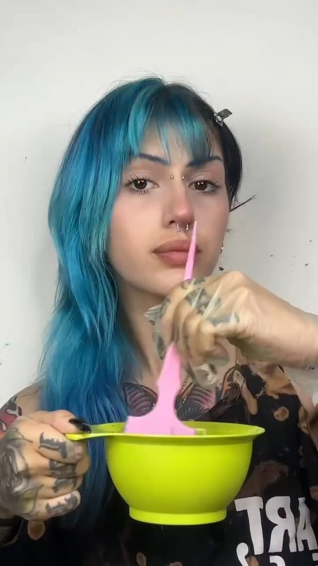 Black & Blue 💙🖤 Loving this twilight split dye with Poseidon on one side and Transylvania on the other. 🤩
#ArcticFoxHairColor #AFPoseidon #AFTransylvania #Hair #BlueHair #SplitHairDye #HairDye #VividHairDye #VeganBeauty #CrueltyFreeBeauty