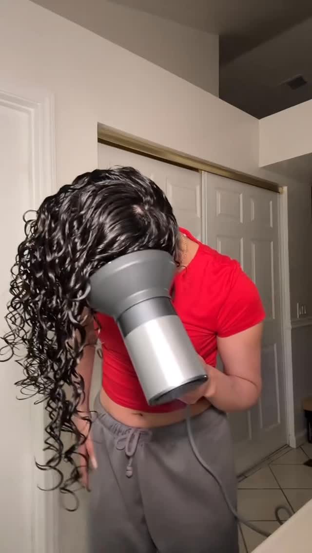 Game changing routine 😍
By tiktok: miriamx.c
#curlyhair #curlyhairstyles #curlyhairtips #explore #hair