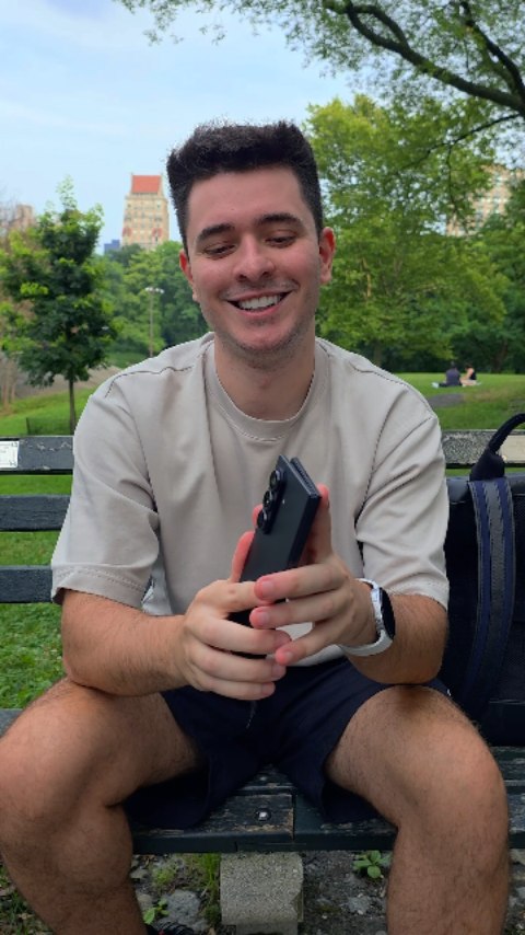 Imagina você ter um assistente de inteligência artificial pra te ajudar enquanto você joga? Seria incrível né?
Com o novo #GalaxyzFold7 agora é possível 😱 É só você compartilhar a sua tela com o Gemini, que ele te ajuda com o que você precisar!
@samsungbrasil
