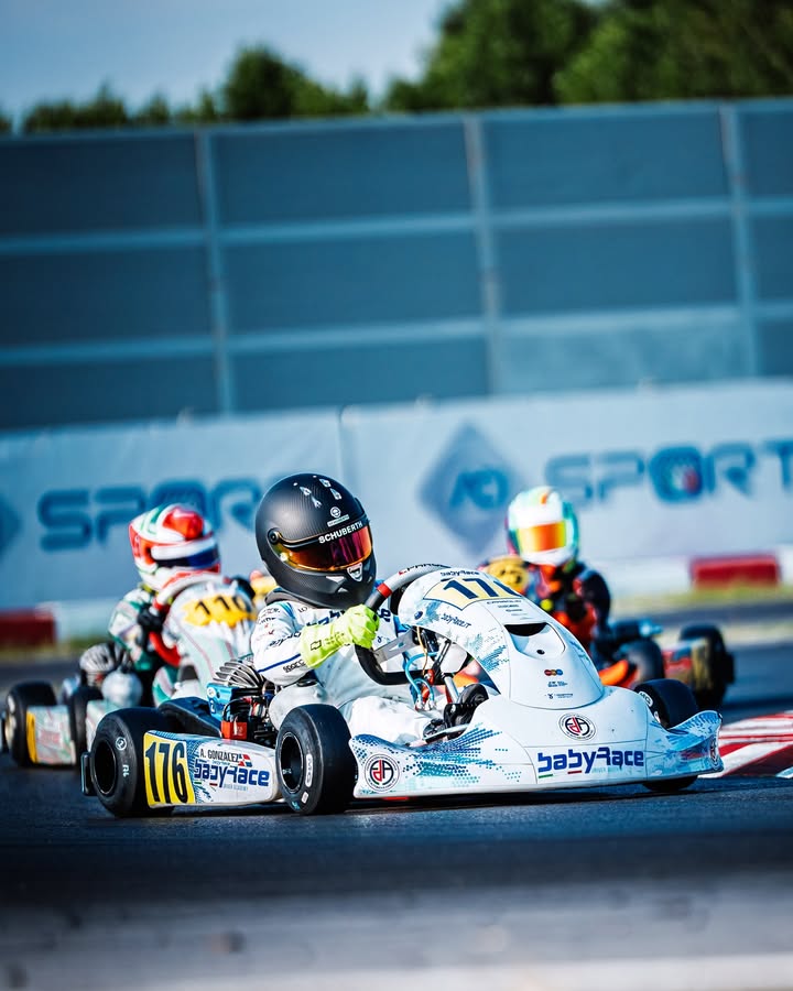 La satisfacción de que en cada participación elevo mi nivel de competitividad y rompo cada vez mis propios parámetros son algunos de los muchos motivos que me retan a darlo todo en la pista por mi sueño en uno de los ambientes de competencias más exigentes y de mas nivel del planeta, donde solo compiten los mejores, los que quieren llegar.
Hoy en día puedo adaptarme a nuevas pistas y nuevos entornos de competencias en tiempo récord, he superado muchos desafíos y he aprendido como nunca, pero aún tengo muchas tareas por delante hasta llegar a la cima. Sin duda alguna con la gracias De Dios, mi gran esfuerzo y el apoyo de mi familia y todos ustedes lo lograré!
LOS QUIERO | ALONSO ANDRÉ GONZÁLEZ 🏎️❤️🔥🏁