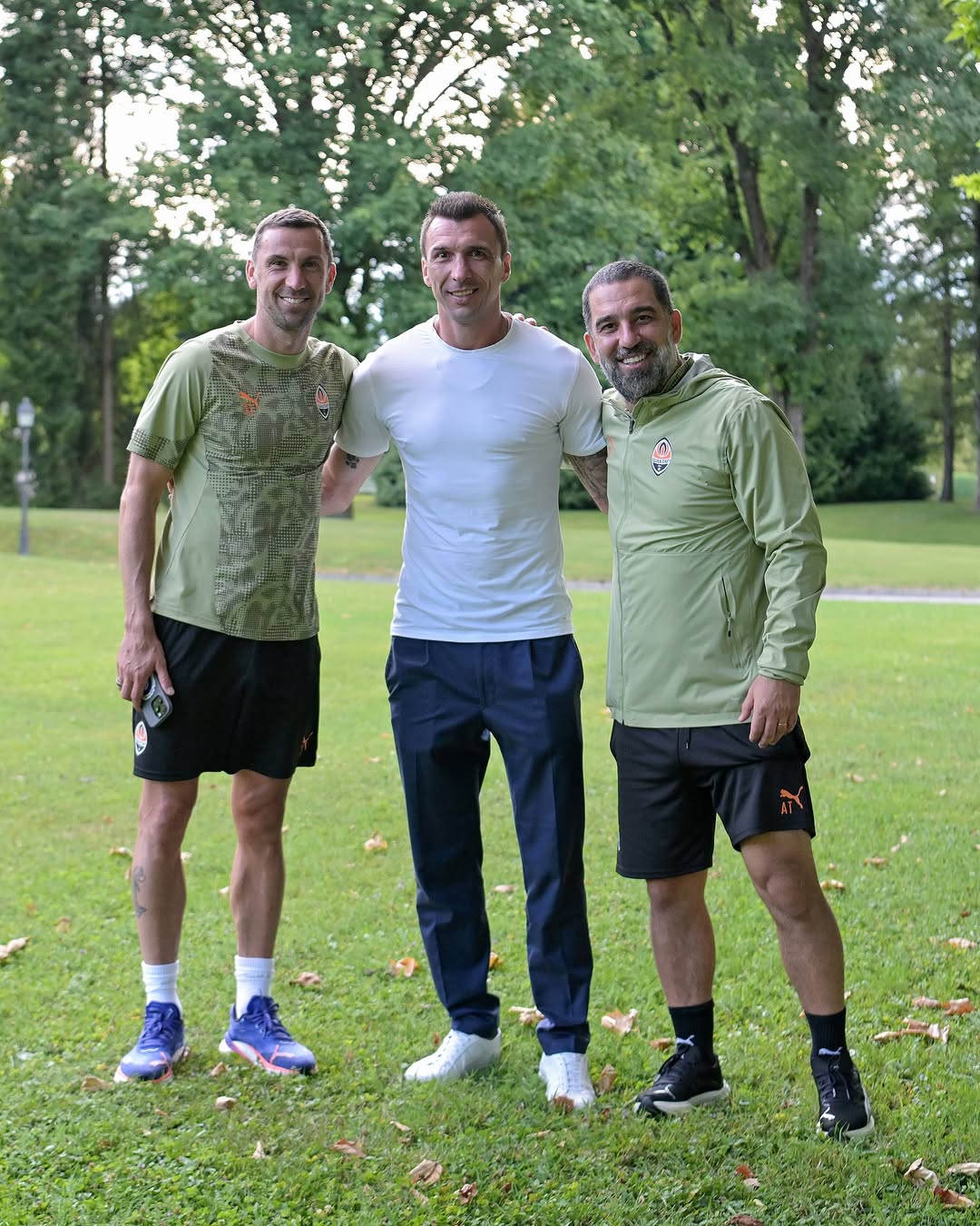 🇭🇷 Legendary Croatian forward Mario Mandžukić visited Shakhtar’s training session 🧡
⠀
🇭🇷 Легендарний хорватський нападник Маріо Манджукич відвідав тренування «Шахтаря» 🧡
⠀
#Shakhtar #Croatia #Türkiye #football #sport