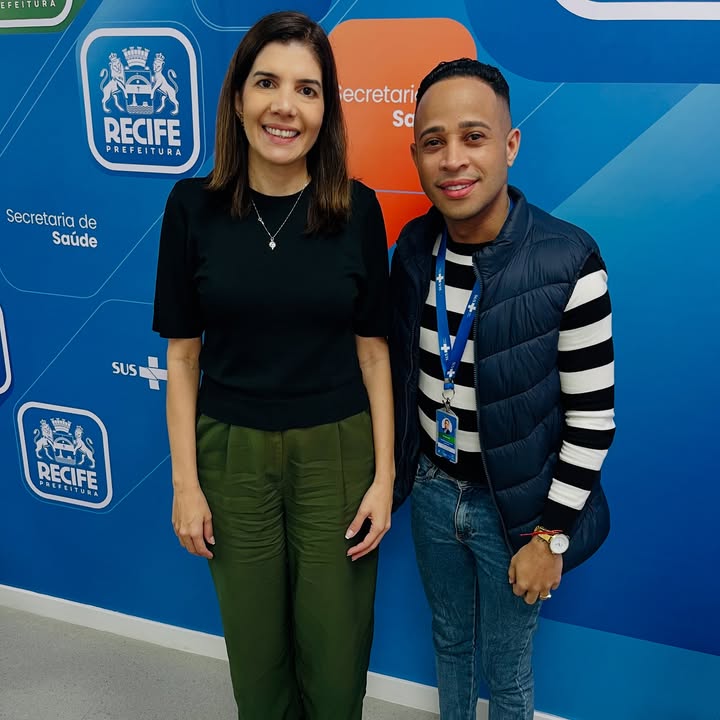 Reunião com a nossa secretária de saúde Dra Luciana Albuquerque, alinhando os rumos de expansão e avanços no sistema único de saúde do nosso município! Dra Luciana tem dado muito gás aos membros que compõem a @saudedorecife para que executem suas funções com humanização e que esses movimentos tão importantes possam contribuir desde atenção básica a atenção de alta complexidade. É sempre uma verdadeira honra trocar conhecimentos com essa mulher que dedica sua vida ao SUS 💙✊