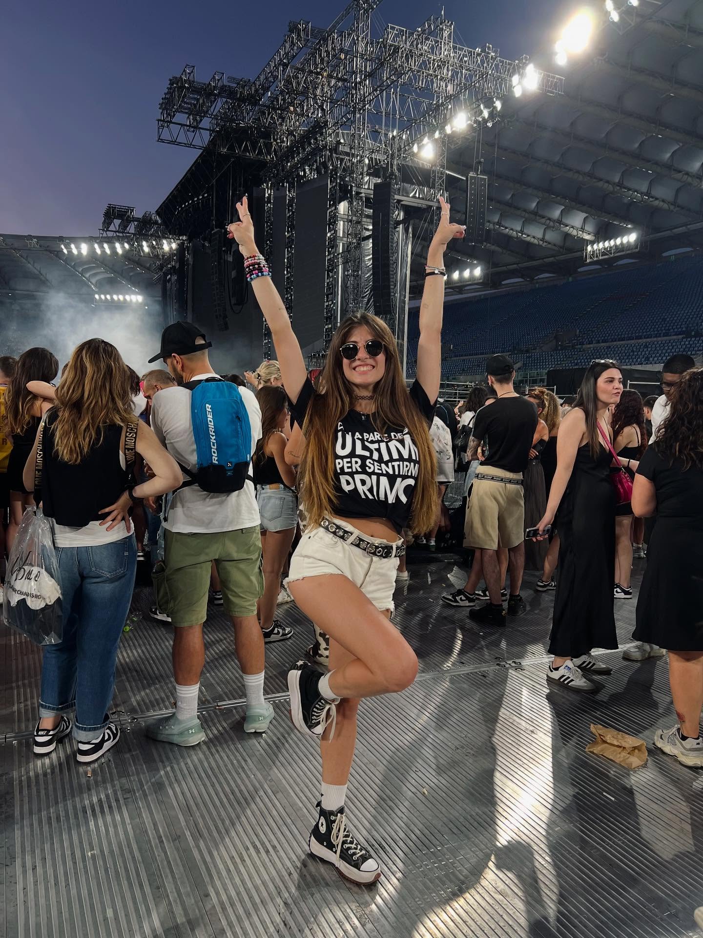 Come lo spieghi un concerto di Ultimo a chi lo chiama depresso, a chi dice che è arrogante, a chi non ha mai cantato a squarciagola le sue canzoni con le lacrime agli occhi?
Non lo spieghi.
Lo vivi. Lo urli. Lo abbracci.
E torni a casa con il cuore più pieno di quando sei arrivato.
Dalla parte degli ultimi, sempre!🖤 @ultimopeterpan