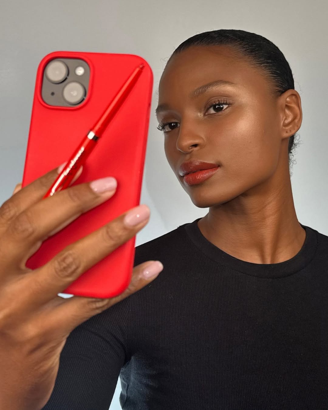 ¿Quién brilla así? Ah, solo Lady Danger❤️🔥
Tu rojo favorito, ahora con más brillo y en formato lip pencil cremoso gracias al NUEVO #MACLipglazer Glossy Liner. Deslízalo sobre tus labios para conseguir este #MACLipcombo✨
👉Tono Lady Danger
