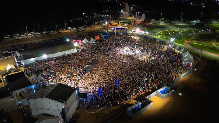 Meu Deus, o que dizer de ontem em Santa Cruz – PE?
Viajei das 10h da manhã até às 19h para chegar ao local do evento, mas valeu a pena cada sacrifício!
Foi lindo demais! Um povo querido, vindo de vários cantos de Pernambuco.
A cidade, com cerca de 12 mil habitantes, parecia inteira reunida ali!
Foi um verdadeiro show de oração e profundidade espiritual.
Saímos todos cheios da presença de Deus! 🙏
Agradeço ao Padre José pelo convite e também à abertura do bispo diocesano, que com generosidade abriu as portas para essa evangelização.
Fiquei ainda mais feliz em saber que o evento teve como objetivo ajudar as obras da paróquia, que está celebrando o seu centenário.
Quem participou do evento? O que mais te marcou?
Me conta aqui nos comentários!
