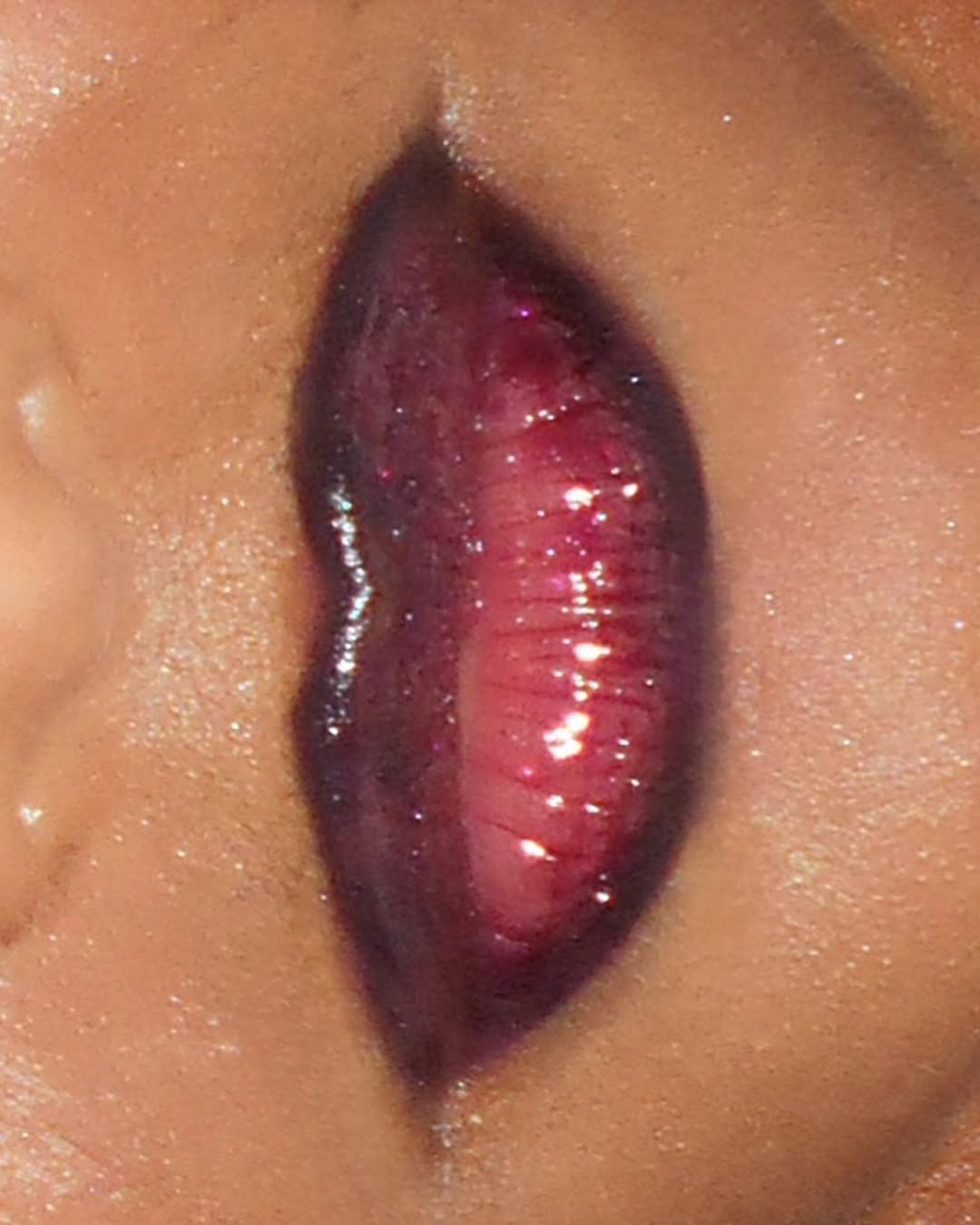 Haz match con este jugoso #MACLipCombo que da volumen a tus labios al instante (¡y una hidratación que dura todo el día!)
💄 NUEVO #MACLipglazer Glossy Liner en el tono Nightmoth
💦 NUEVO #MACLipglass Air en el tono Sublime
#MACTrend #GlossyPlumLips