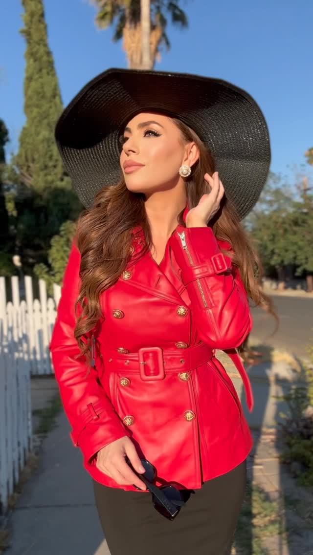 I absolutely love @santinni_london “Cropped Belle The Jour” Jacket and “Buckingham” earrings, all their clothing are super high quality, detailed and luxurious. ❤️