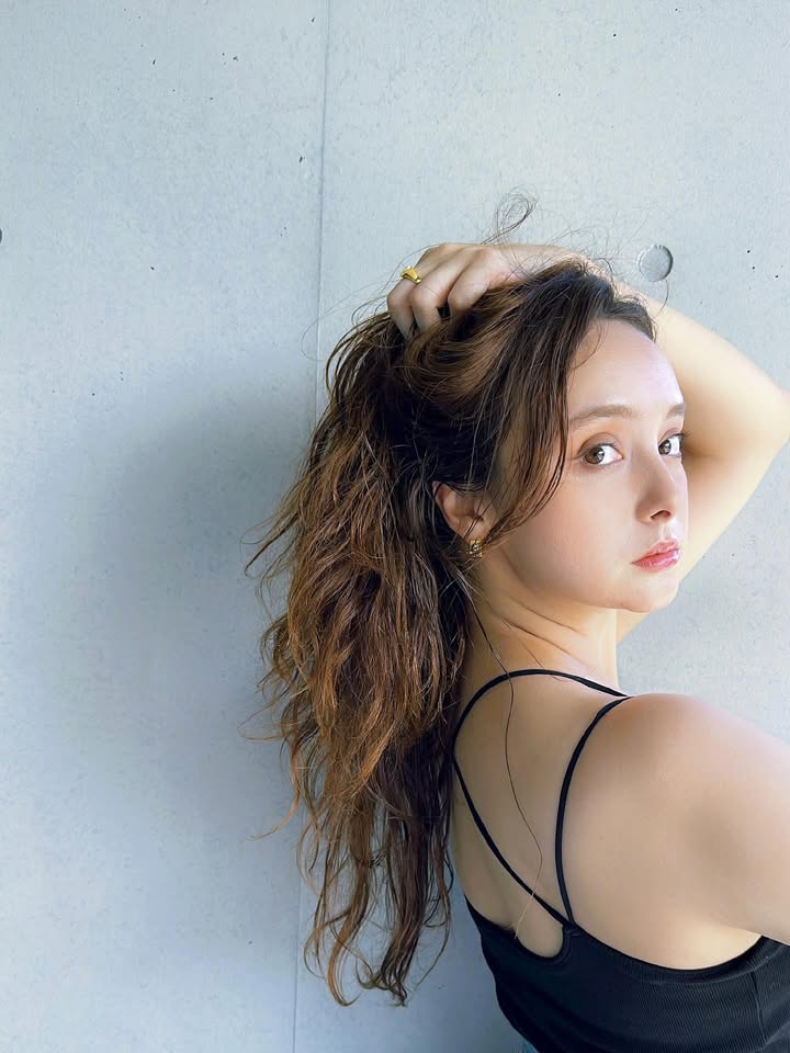 夏が近づいてきて、暑くなってきたね☀️
そんな夏に選びたいのは、着るだけでシルエットが決まる一枚。
カップ付きとは思えないホールド感で、360°どこから見ても美しく。
ブラいらずの気軽さと、きれい見えのデザイン、
ラクなのに、きちんとホールドされてて安心。
もうすでにヘビロテしてる、カップ付きキャミ。
みんなもぜひ夏の1枚にチェックしてみて^ ^
#バンビウォーター #カップ付きトップス #スタイルアップコーデ