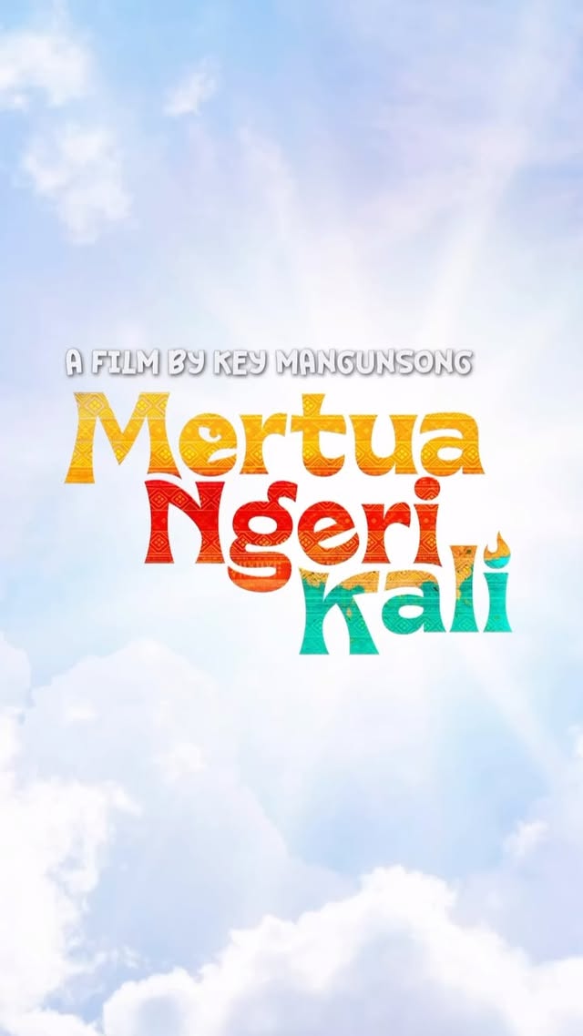 💣 Keluarga ini gak biasa.
Mertuanya… NGERRI KALI!
Siap-siap untuk drama, tawa, dan ribut-ribut penuh cinta.
🎬 Mertua Ngeri Kali segera tayang di bioskop!
#MertuaNgeriKali #TeaserDrop #ComingSoon #BundaCorla #FilmIndonesia #KomediIndonesia #DramaKeluarga