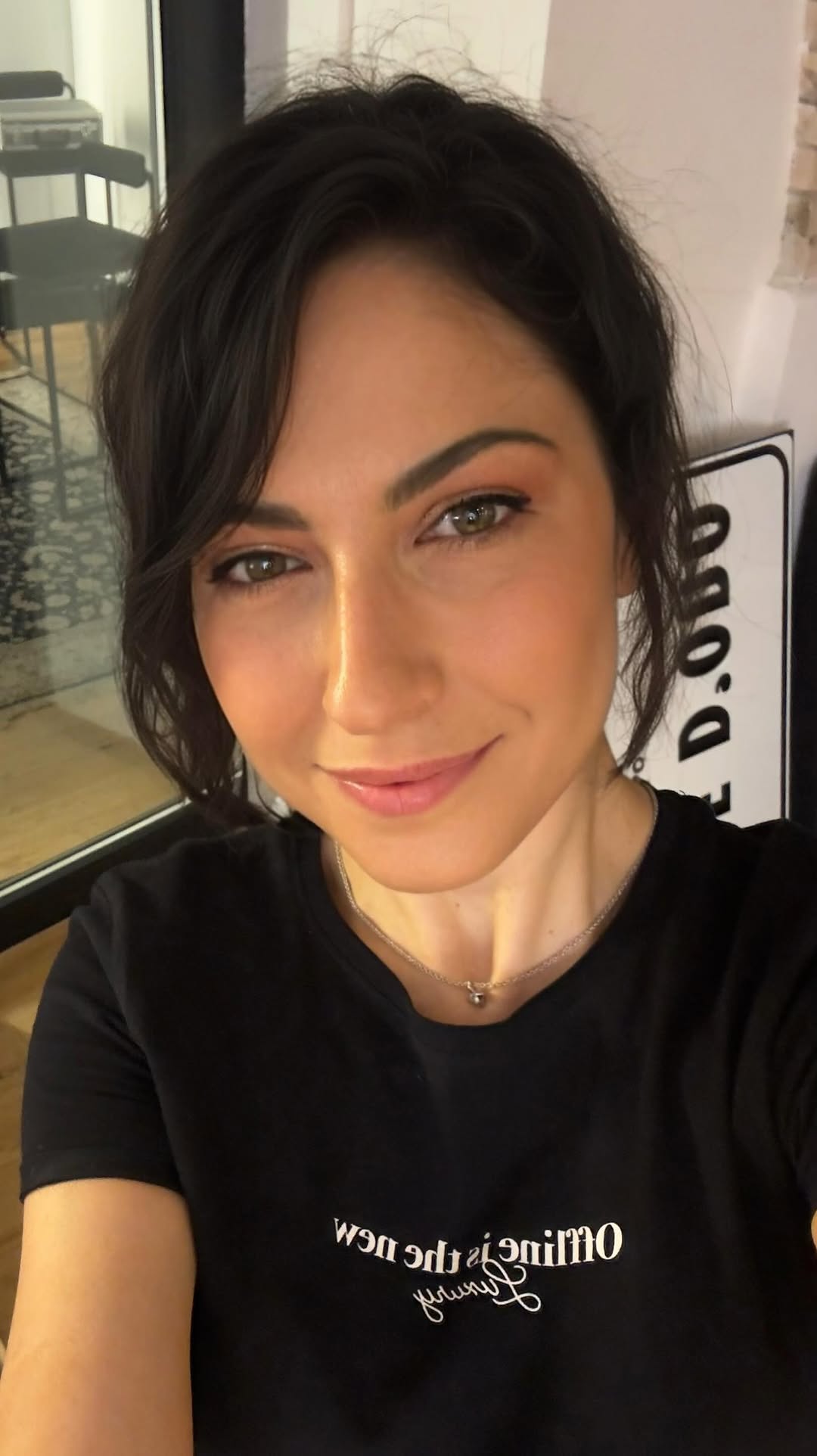 Ogni volta che scrivo, è per me l’inizio di un percorso fatto di emozioni, dubbi ed entusiasmo…poter lavorare in sala, collaborare con professionisti speciali ed appassionati e ascoltare la canzone prendere forma è davvero un privilegio 🩷 Belle novità in arrivo!
🎶 @arismartia
🎹 @gianfrancobonavolonta
💽 @apassolentomusic
🎛️ @zpl146
📍 @andamento_analogico