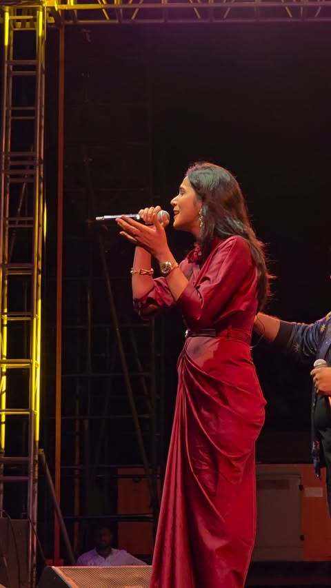 Live and unplugged.🤍
.
.
.
#shradhamishramusic #shradhamishra #shradhamishralive #shradhalive #saregamapa #sachinjigar #saibo #livesinging #collegeevent #collegefest #winner