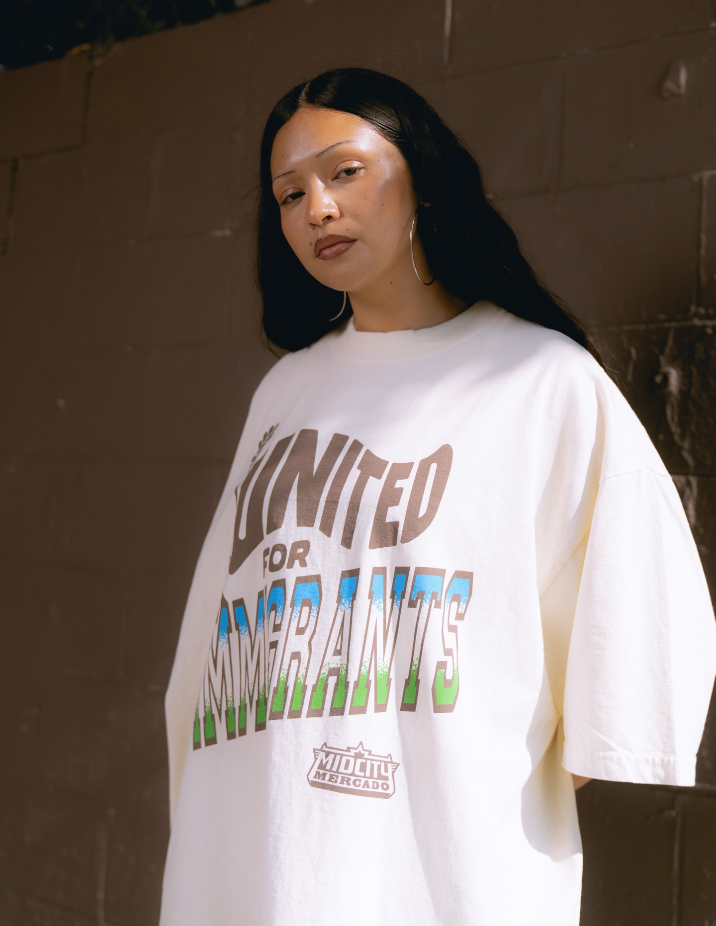 United for Immigrants tee available tomorrow at @midcitymercado in partnership with @kidsofimmigrants @rizoscurls • 100% proceeds going to @chirla_org 🌟 first come first serve 📣
Talent @ziqgy @chino__213 @jasmineejuliee
Photographer @cheapchepe