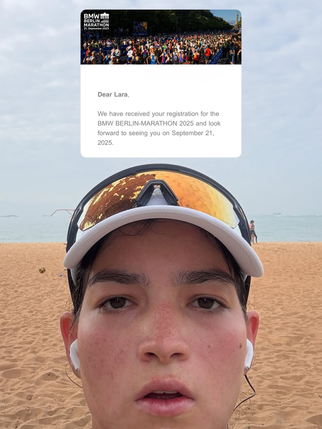 Eu vou correr minha PRIMEIRA MARATONAAAAA 🥹😭😍😭🥲❤️
Sim. No dia 21 de setembro estarei em Berlim correndo 42.195…
Comecei a correr há 8 anos porque minha mãe botou na cabeça que ela ia começar a correr e queria alguém pra ir com ela. Eu ia quase que empurrada da cama, depois comecei a pegar gosto, ganhei minha primeira medalha por categoria… mas nunca imaginaria que em 2025 faria minha primeira maratona em uma major e à convite da @adidasbrasil 🥹
Não tenho dúvidas de que vai ser difícil, mas não poderia estar mais empolgada pra tudo o que vou aprender (e já tenho aprendido) nesse período de preparação.
Tô muito feliz de, finalmente, contar para vocês aqui e espero que vocês gostem de acompanhar mais esse sonho 🥹❤️