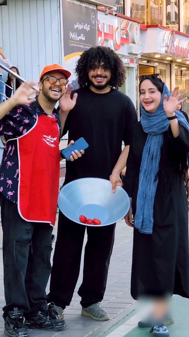 استنبالی دادم بهش😂
در این دوربین مخفی در نقش یک آشپز بودم و وقتی از دختر خانوم
پرسیدم چه غذایی رو دوست داره باهاش شوخی #خندهدار کردم.🤣
🗣:@niima_rahimi
🗣:@niima_rahimi
این ویدیو یک دوربین مخفی بود.
امیدوارم در اکسپلور اینستاگرام وایرال گردد.
🗣:@niima_rahimi
🗣:@niima_rahimi
#دوربین_مخفی #اکسپلور #اینستاگرام #وایرال #خنده #خنده_دار
#prank
