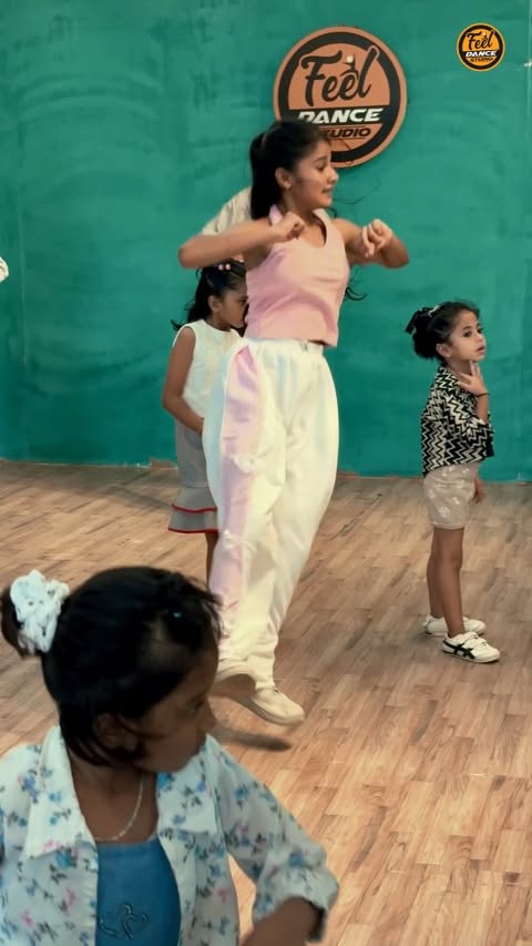 What an amazing workshop by @anshika2010rajput ma'am thank you for coming ❤️🥰 at FEEL DANCE STUDIO
EDIT BY :- @naveen_sagart 🫰
#danceclass #workshop #offlineworkshop #anshikarajput
