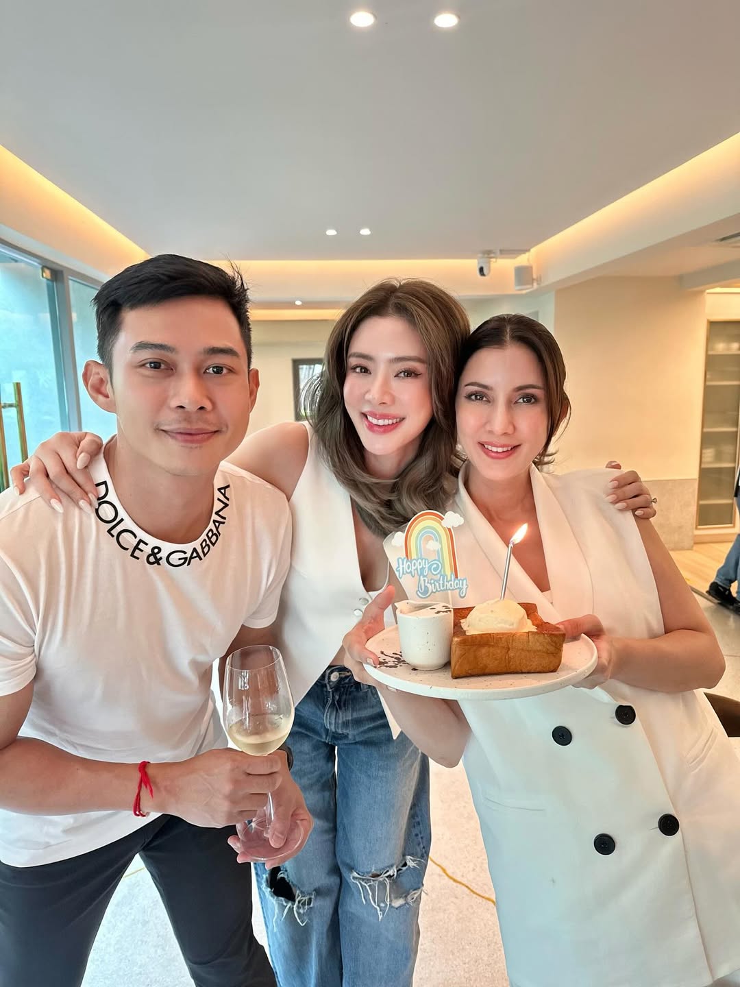 แฮปปี้เบริด์เดย์น้องรัก @ple_paradee @luizasp นานๆจะเจอกันที ขอหัวเราะคลายเครียดยามฟ้าสว่างบ้างเนอะ🤣 ขอบคุณพี่ต้องทำอาหารอร่อยแบบที่สุดของที่สุดให้พวกเราทานนะคะ เลื่อนดูรูปได้เลยค่ะ เด็ดทุกจาน @monster_by_tong @iamkratae @mayfuang @newshuashard