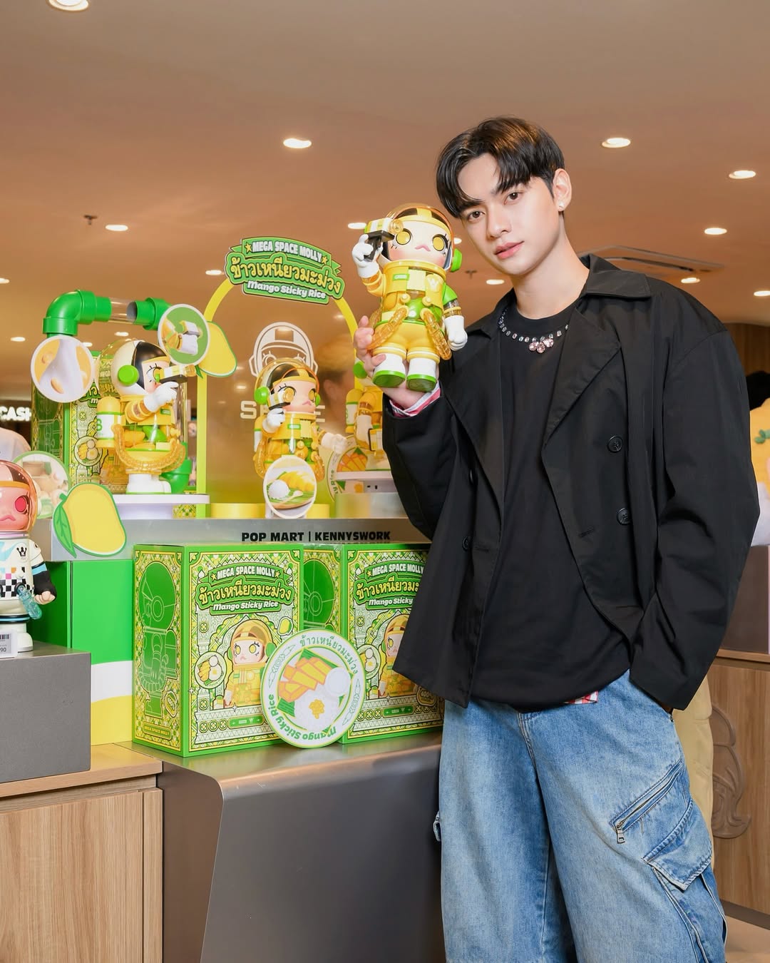 @popmartth ฉลองการเปิดสาขาใหม่ล่าสุด ที่สยามเซ็นเตอร์ พร้อมเปิดตัว Thailand Limited Edition “MEGA SPACE MOLLY 400% Mango Sticky Rice” ครั้งแรกของโลก
#POPMART #POPMARTTH #POPMARTTHAILAND #SawasdeeSIAMCENTER
#POPMARTatSIAMCENTER