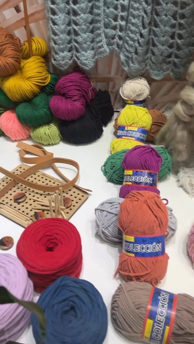 Me estaba yendo y mientras esperaba a Santy me tentó filmar la vidriera 🤍✨🌷
Nada… solo eso…
Cosas simples que me llenan el alma …
Floreslan, villa del parque🧶🧵