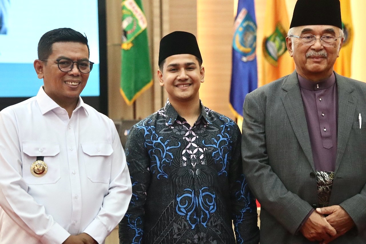 Di malaka ada hang jebat
Di indonesia ada jawara
Mari kita jadi pemuda hebat
Cinta agama, budaya dan negara
Diapit dua gubernur hebat, sebelah kanan: Tuan Yang Terutama Tun Seri Setia Dr. Haji Mohd Ali bin Mohd Rustam (Governoor of Malaka)
Sebelah kiri: bang Andra Soni, S.M., M.A.P (Gubernur Banten)
Semoga Allah jaga negri negri melayu serumpun agar tetap berjaya dimanapun berada 🇮🇩🇲🇾
#SyakirDaulay