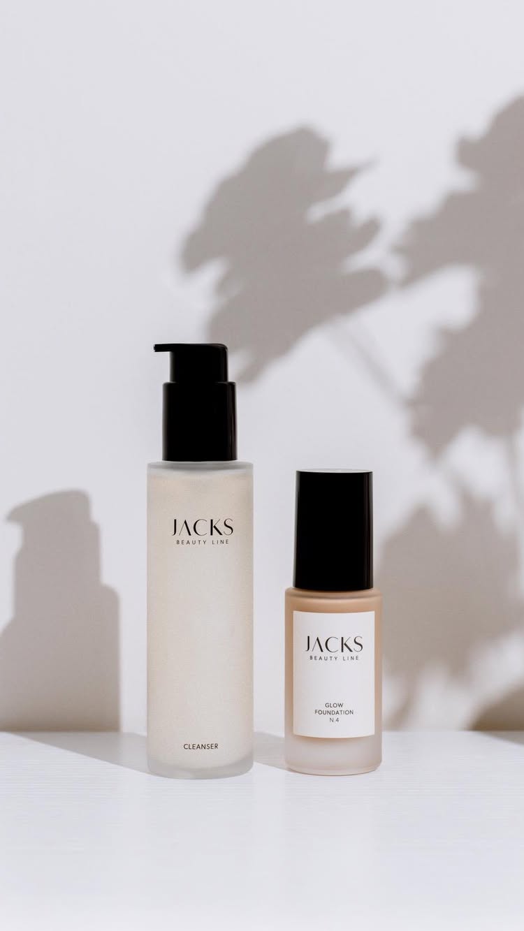 KENNST DU SCHON UNSEREN JACKS CLUB? 🥰
Ich habe so lange davon geträumt, mehr zu schaffen als eine weitere Beauty-Marke. Ich wollte nie Teil einer Industrie sein, die Frauen sagt, was ihnen fehlt – sondern Teil einer Bewegung, die ihnen zeigt, wie viel schon da ist. Der JACKS Club ist aus diesem Traum entstanden. Ein Ort, an dem Schönheit nicht bewertet wird, sondern wächst – aus Begegnung, aus Selbstfürsorge, aus dem Mut, sich selbst zu sehen und zu feiern.
Es braucht oft gar nicht viel, um sich schöner zu fühlen: Hochwertige Produkte, die wirken. Die Anleitung, wie man sie aufträgt. Und der Wunsch, sich selbst näherzukommen – ohne Perfektion, aber mit Liebe.
Der neue JACKS Club ist genau dafür da. Für Austausch. Für kleine Rituale. Für Inspiration. Für ehrliche Verbindung. Ein Zuhause für alle, die sich auf ihre eigene Art schön fühlen wollen – und auf ihrem Weg dorthin nicht allein sein möchten.
Ich bin so dankbar dafür, wie weit wir bereits gekommen sind. Ich bin dankbar für die beste Community der Welt! Als Dankeschön haben wir uns ein besonderes Special für euch überlegt: Weit über 150.000 Frauen haben sich bereits für unsere Glow Foundation entschieden. Das ist nicht nur eine Zahl – es ist ein Ausdruck von Vertrauen, Freude und dem Wunsch nach natürlichem Make-up. Zum (Re)Launch unseres JACKS Club schenken wir dir heute unseren Cleanser (als perfektes Gegenstück) zum Kauf unserer Glow Foundation.
👉🏻 Kommentiere JACKSCLUB, wenn du Teil unserer Welt sein möchtest und dir den Zugang zur Aktion sichern möchtest.
Freue mich so sehr, wenn du dabei bist?! Lasse ein Herz da, wenn du es bereits bist 🩷
Deine Miri und das JACKS-Team
#jacksbeautyline #jacksclub #frauencommunity #beautybrand