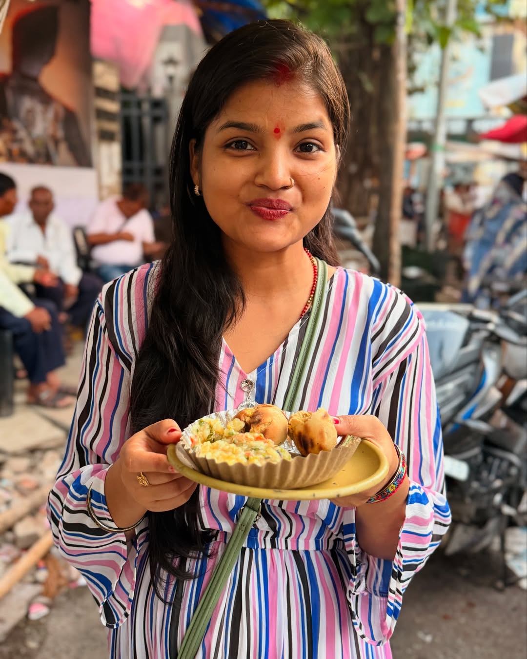 लीजिए लिट्टी चोखा खाइए 😍😋😘
कॉमेंट करके बताइयेगा कैसा लगा 😜😄