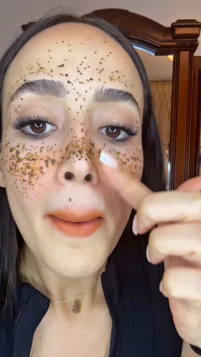 Faux freckles at home🤎
.
.
.
.
.
.
#fyp #fypシ #morocco #moroccan #مغربية #marocaine #مغربيات #بنات #beauty #fauxfreckles
