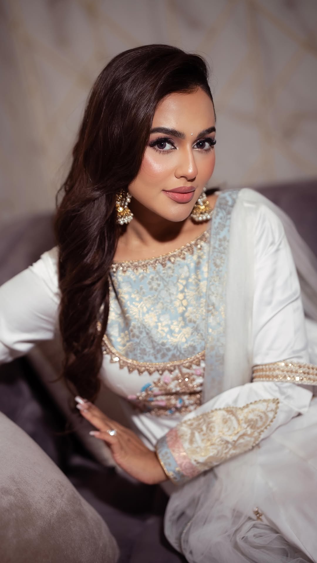 My vision of modern look with that traditional charm. And THE AURA @nusraat_faria is giving is UNREAL.✨❤️
Makeover: Samia Rahman Khan
Photography: @syedshahewar.hussain.7
Outfit: @meherofficials
#HoludLook #MinimalMakeup #SummerBride #TraditionalElegance #DesiGlow
#signature #bride #bridestyle #signaturebrides
📍Gulshan Branch
80 Gulshan Avenue, Lift 5
Adidas Building, beside Renaissance Hotel
For appointments: 01328227587
📍Dhanmondi Branch
House 28, Dhanmondi 5, Lift 4
Beside BAC International Study Center
For appointments: 01328227591