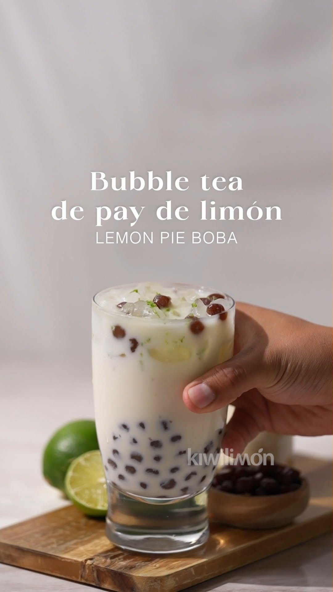 ¿Antojo dulce y refrescante? Prueba este bubble tea de pay de limón, ¡una receta que lo tiene todo! 🍋🥤
Ingredientes:
1 1/2 tazas de leche
1/4 taza de leche condensada
1/2 taza de leche evaporada
1 cucharada de ralladura de limón
1/2 taza de perla de tapioca negra
cantidad suficiente de agua, hirviendo
hielo al gusto
ralladura de limón al gusto, para decorar