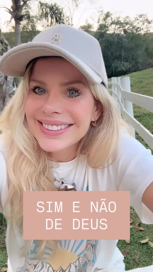 🌿 Confie no “Sim” e no “Não” de Deus
Nem todo “não” de Deus é rejeição.
Às vezes, é livramento.
Outras vezes, é redirecionamento.
Deus vê o que não vemos. Ele enxerga o final enquanto ainda estamos no começo.
Por isso, quando Ele fecha uma porta, não é porque esqueceu de você — é porque está protegendo o que Ele ainda está preparando.
O “não” de Deus pode doer, mas é um “não” cheio de amor.
Ele impede o que você acha que quer… para liberar o que Ele sabe que você precisa.
O “não” de Deus não atrasa sua vida — ele alinha seu destino.
E quando Deus diz “sim”?
Ah… o “sim” de Deus é um comando.
É o som da confiança dEle em você.
É um empurrão divino dizendo: “Vai, Eu sou contigo. Pode avançar.”
Mas seja o “sim” ou o “não”…
ambos são respostas de um Pai que ama profundamente seus filhos.
A fé madura não é aquela que apenas celebra o “sim” de Deus,
mas aquela que descansa também no “não”.
Porque a fé verdadeira confia mais na voz de Deus do que no desejo do coração.
Então, se hoje Ele disser “sim”, ande em obediência.
Mas se Ele disser “não”, permaneça em confiança.
Porque o mesmo Deus que abre caminhos, também nos livra dos atalhos.
O “sim” de Deus nos direciona.
O “não” de Deus nos preserva.
E o silêncio de Deus nos ensina a aguardar com esperança e confiar