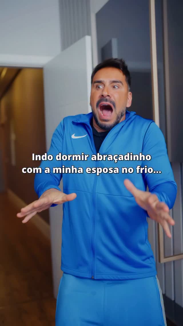 Como você dorme no frio? 🥶
Quem nunca correu para dormir abraçadinho com a mulher no frio que atire a primeira pedra de gelo.
É aquela época do ano em que os homens querem dormir de conchinha sem segundas intenções, até porque tá tão frio que você não é o único que está encolhido.
Neste frio, não é só a temperatura que chega a quase zero graus centímetros. Tem muita gente que acaba fazendo uma cirurgia de redesignação sexual involuntária.
Se neste frio, você estiver dormindo agarradinho com sua mulher e ela sentir algo cutucando ela, com certeza é o termômetro indicando a baixa temperatura.
O problema é que você vai todo animado querendo hibernar com sua amada num sono profundo tal qual o Drácula e quando chega, ela já está completamente coberta parecendo com uma Múmia.
Você fica naquela dúvida se casou com o Tutankamon (tudo bem que você gosta de mulheres mais maduras, mas também não tanto).
A questão é que gente sabe que a mulher nunca passa frio porque elas estão sempre cobertas de razão.
E você acha que vai encontrar abrigo debaixo daquele cobertor junto com ela, mas esta friaca é igual apocalipse zumbi: cada um que ache seu próprio esconderijo.
O jeito é improvisar e pegar um colchão para dormir na cozinha, no caso em cima do fogão ou da churrasqueira.
Pros sortudos que conseguem dividir a cama com a esposa, não esqueça de usar proteção: luva, gorro e echarpe.
Não é porque ela tá de múmia que ela vai querer dormir com um cadáver ao lado de tão frio. Até porque se fosse para ficar do lado de alguém que tem pé frio, ela casava com o Mick Jagger que é milionário.
Me contem, como vocês estão se virando neste frio? Estão se aquecendo ou está entrando numa fria sozinho? Deixem nos comentários.
.
.
.
#casal #casamento #relacionamento #frio #dormir #humor #explorar #viral