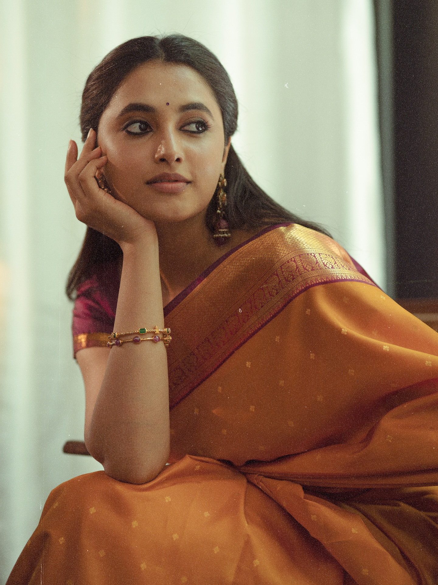 All hearts🧡
Styling : @openhousestudio.in
Style team : @_kashvibisani @okjanani
Outfit : @kankatala_
Jewellery : @princejewelleryindia
Photography : @abhilash_rangi
Makeup : @makeuphairbyrahul
Hair : @ganesh_hair_architect