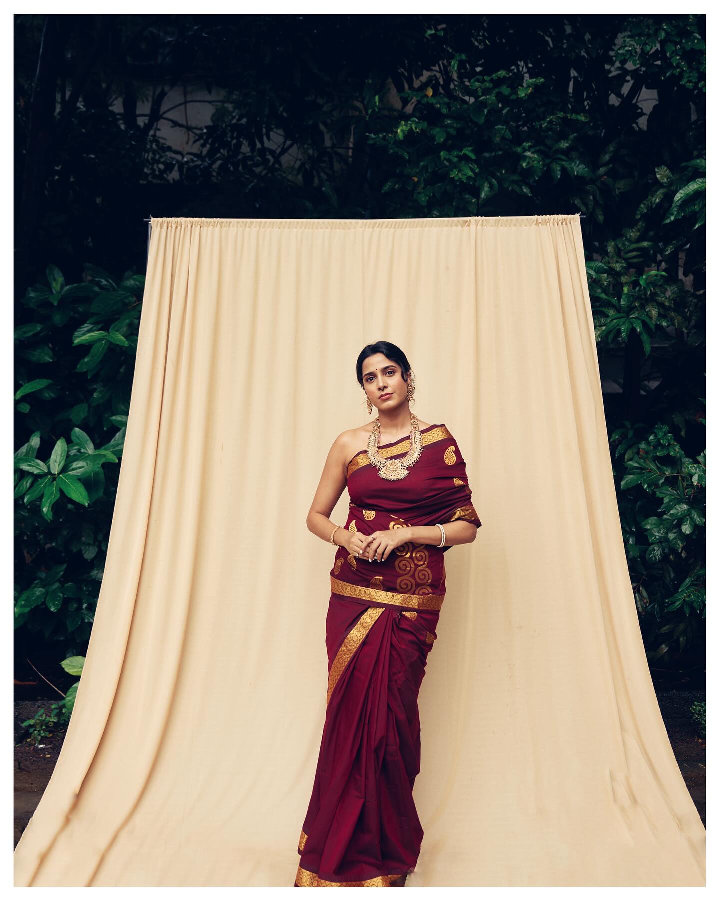 A Tribute to the Feminine Spirit ✨🪷
Styled by // @mrunmayeeee.__
photography// @__vadapav__
MUA// @srushtijadhav_makeover
Muse// @juiibhagwat
#indianwomen #sᴀʀᴇᴇᴅʀᴀᴘɪɴɢ #fashionstyling #indianheritage #instagram #post #rajaravivermapaintings #womenempowerwomen