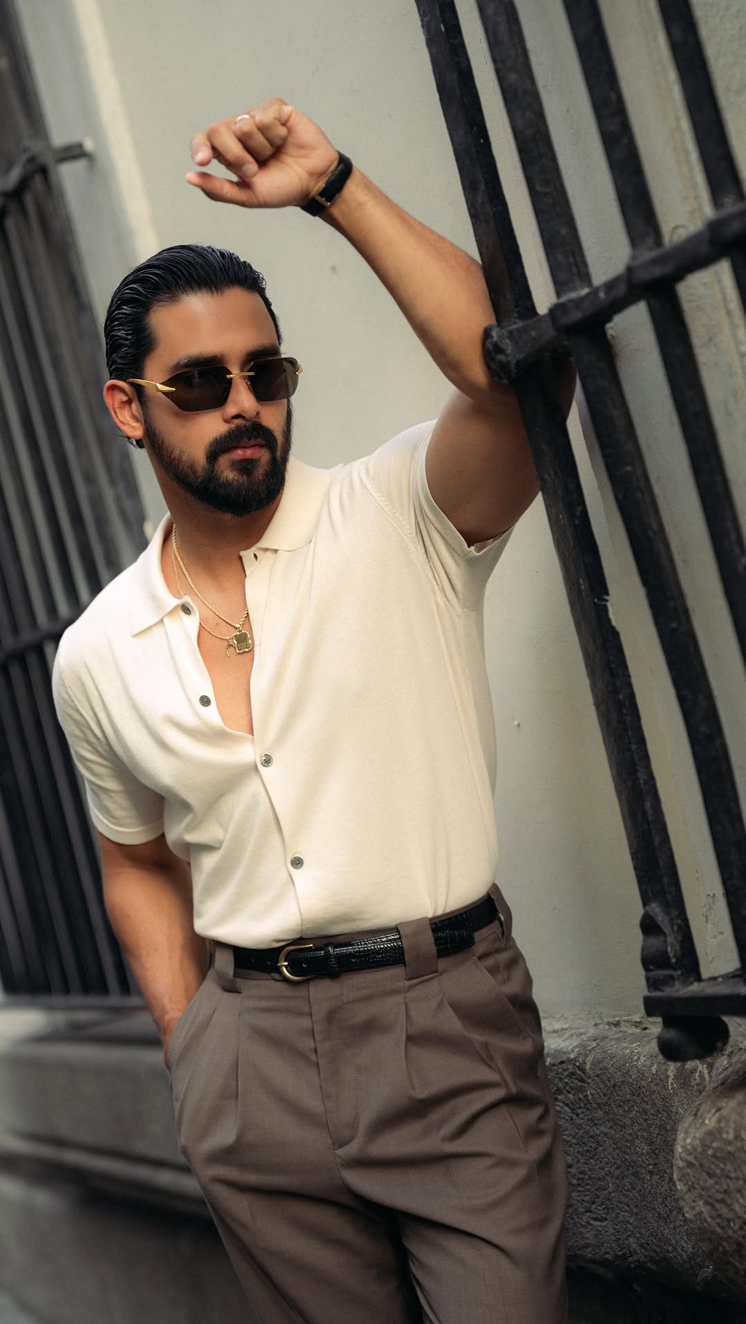 😎🔝 A buttoned polo like a shirt, but with character.
High-waisted dress trousers with double pleats, a slim waistband, and wide belt loops. Finished with a black leather belt.
Black leather loafers effortless elegance.
A vintage Longines on the wrist time, well worn.
Sunglasses on.
And that’s it Madrid is waiting.
——————
🇪🇸 Una polo con botones, tipo camisa con carácter.
Pantalón de vestir de tiro alto, doble pinza, pretina delgada y trabillas anchas. Con un cinturón de piel de color negro.
Mocasines negros de piel, elegancia sin esfuerzo.
Un Longines vintage en la muñeca, el tiempo bien llevado.
Gafas de sol. Seguridad en la mirada.
Madrid me espera.
#grwm #mensfashion #smartcasual #modahombre