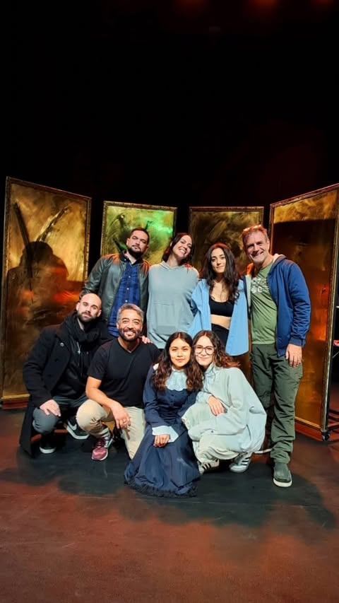 Anoche cerramos temporada, la primera.
DR. JEKYLL & MR. HIDE.
Luego de 4 meses de investigar, ensayar y transitar el oscuro y gótico universo de Robert Louis Stevenson en su novela El Extraño caso del Dr. Jekyll y Mr. Hide, y que Francisco Cabrera adaptara una nueva versión teatral en la que su protagonista -doctor y científico- explora la dualidad humana y en ella la separación del bien y del mal. Esto, en una ansiada búsqueda de la libertad. Libertad de su sentir, de sus afectos, de sus sentimientos y de sus deseos puestos en su entrañable amigo Gabriel Utterson, en una época (1,886) en la que la homosexualidad era ilegal y socialmente condenada. No muy distante a lo que sucede aún en muchos lugares del mundo.
El primer tramo de este viaje terminó anoche con un público entregado y cálido en su aplauso luego de vivir, cuestionarse y conmoverse con la historia de Jekyll/Hide y su amado Utterson. Contar esta historia ha sido para mí muy importante por ser de un tema que, claramente, me involucra. El amor en libertad. O, la libertad de amar. Libertad de expresar lo que sientes por quien lo sientas si tus sentimientos son de afecto y/o de amor.
Te agradezco @franciscocabreradelgado y a tus @losasombrosossombreros por invitarme a ser parte de tu montaje y de expresar e interpretar tu visión de la libertad.
Te agradezco @bastianstimman por hacer éste viaje juntos con osadía, cariño y respeto. Es un reconfortante placer actuar contigo, amigo.
Gracias a mis compañerxs de elenco por compartir éste tiempo con tanta magia, pasión y risas: queridxs @olga_kozitskayaa
@laoxenford y @impromotoparis. A lxs jóvenes actrices y actores que completan los personajes y ensamble de esta historia, @_emmylinnea @bryandpc01 @daniela_u.sokolowsky gracias también.
Es una maravilla poder contar historias que nos movilizan, que nos confrontan y que nos hacen mirar la vida de una manera distinta.
Como dice Gabriel Utterson en la obra:
"La sociedad perdona la maldad. Pero no perdona la transgresión"
Vamos a transgredir, entonces. Hagámoslo con valentía, osadía, cariño y respeto. Siempre en aras de la justicia, de los afectos y del amor.
👇🏼👇🏼👇🏼😉