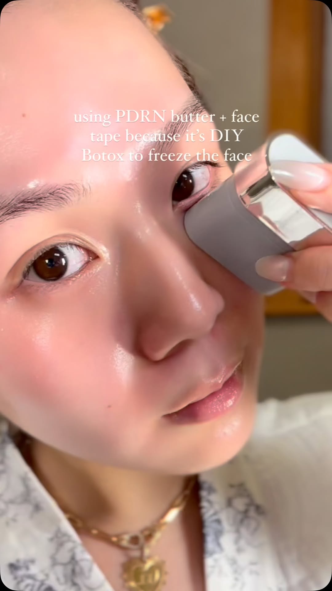 freezing the face with DIY Botox 🤍🙌🏻 using:
VT PDRN balm
Face tape
#freezingface #botox #pdrn #antiaging #skincare101 #glowyskin #koreanbeauty #texturedskin #glassskin #wrinkles #asianbeauty