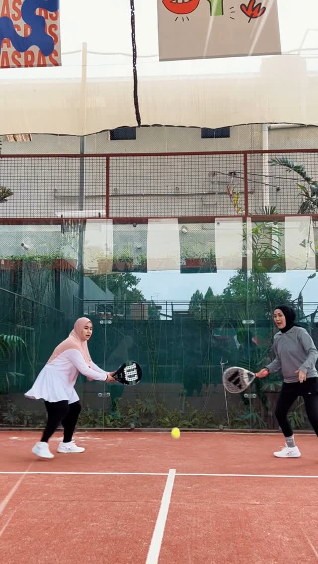 Bismillaahirrohmaanirrohiim
.
Ketika ciwi-ciwi disuruh komunikasi sama coach padel….
.
Serunya main bareng Monel padel club, yuks diulang. Pantengin terus reclub yaaa 🥰😁
📍Padel culture club