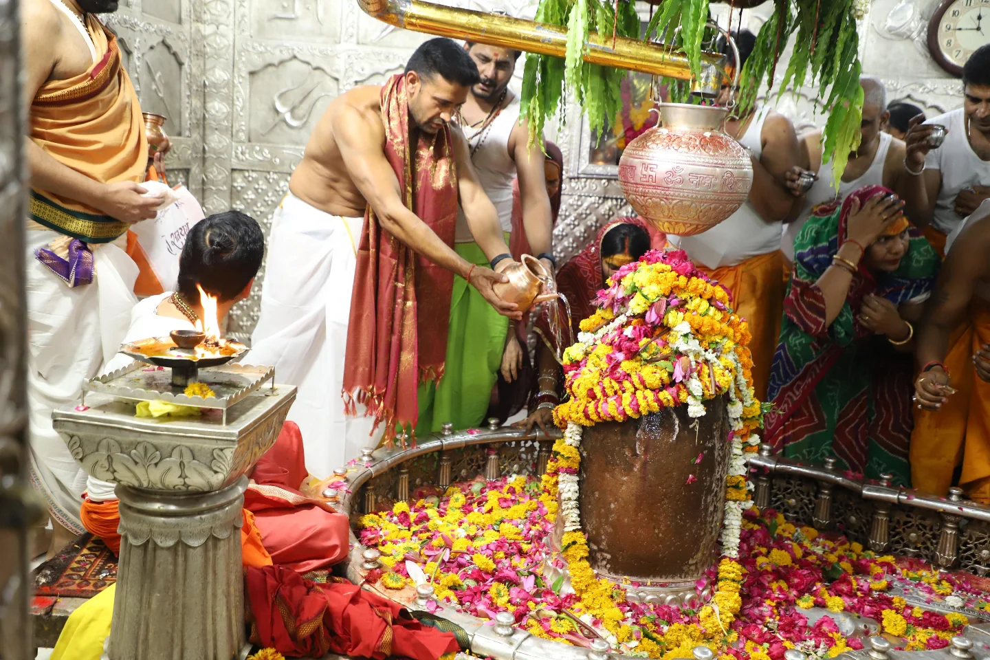 सावन के पहले सोमवार की हार्दिक शुभकामनाएं!
भोलेनाथ की कृपा आप पर सदा बनी रहे,
आपका जीवन सुख, शांति और समृद्धि से भरा रहे।
हर हर महादेव! 🕉️