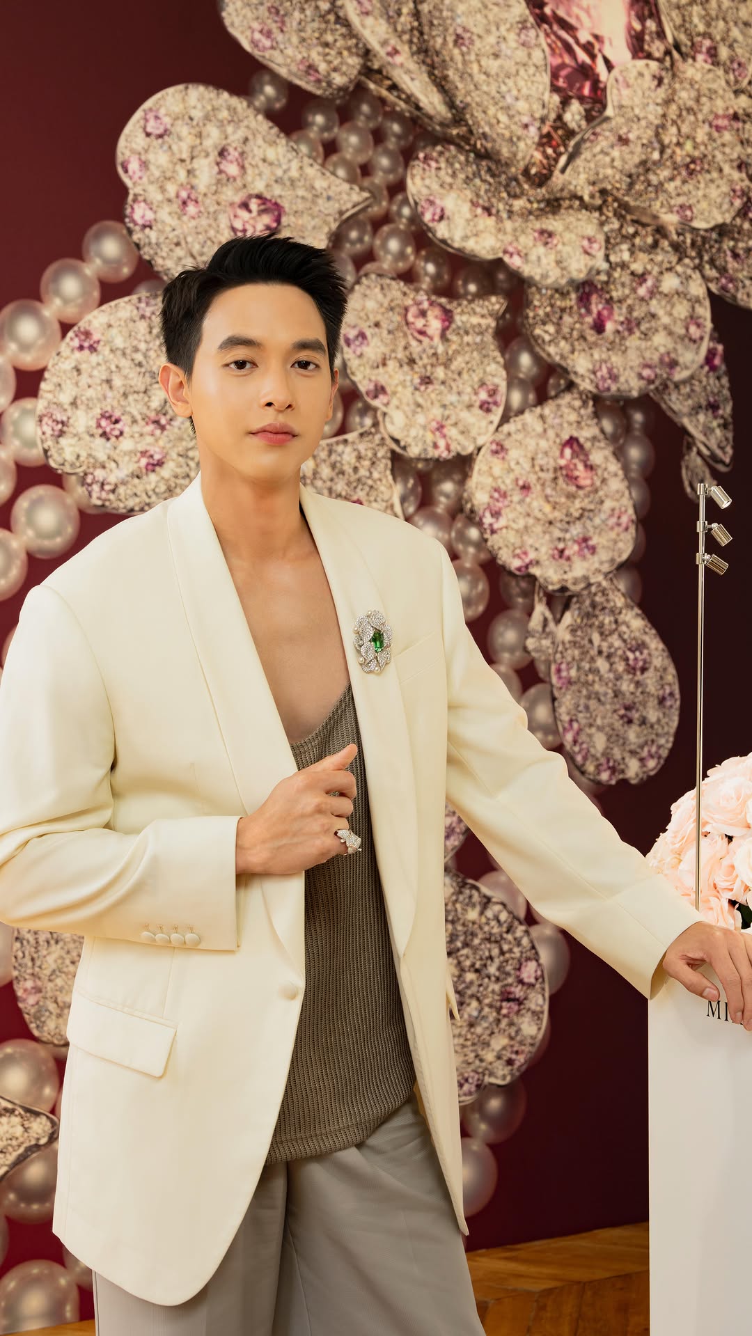 Donning a resplendent brooch brimming with the vibrant hues of green tourmaline, actor James Jirayu (@jirayu_jj) graced the launch of “Les Pétales” in celebration.
新作ハイジュエリーコレクション「レ ペタル」の発表を祝して、グリーンのトルマリンが鮮やかな彩りを湛えるブローチを纏ったジェームス・ジラユさんが登場。
#MIKIMOTO #ミキモト
#LesPétales
#MikimotoHighJewellery
#JamesJirayu