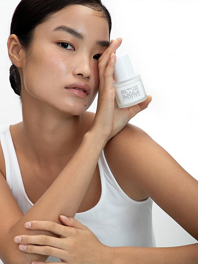 Shangpree AA moisturizer#
مستحلب عالي الأداء وخفيف الوزن، مثالي لمن يبحث عن ترطيب فعّال دون الشعور بالثقل.
يوفّر ترطيبًا مركزًا ويساعد في تحسين مظهر الخطوط الدقيقة والتجاعيد.
المكون الرئيسي:
Hydrogenated Polydecene
الوظيفة:
مضاد للتجاعيد / تحسين مظهر التجاعيد