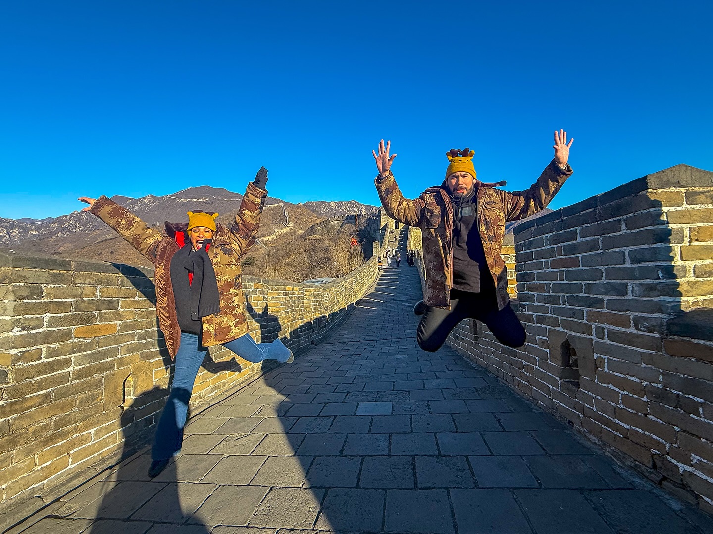 Te amo de aquí a China y de regreso… la verdad no hay un solo momento en la vida que no sea feliz a tu lado. Me has mostrado la mejor parte de ti pero lo más sorprendente es que me hiciste sacar la mejor parte de mi. Desde la muralla China, desde el estadio de Beijing… desde donde estemos nuestro amor brilla y lo hace de forma incesante… nos hace brillar juntos y ser la luz del otro en los momentos difíciles. Me has enseñado a entregarme y a recibir, me has enseñado a ver lo mejor de cada cosa que pasa y a disfrutar del instante que vivo. Me has dado la familia que siempre quise y soñé… pero además eres la mujer que supera todas mis expectativas, y llena mi vida de ilusión y amor… gracias amor por cada día que llenas de alegría y felicidad mi mundo