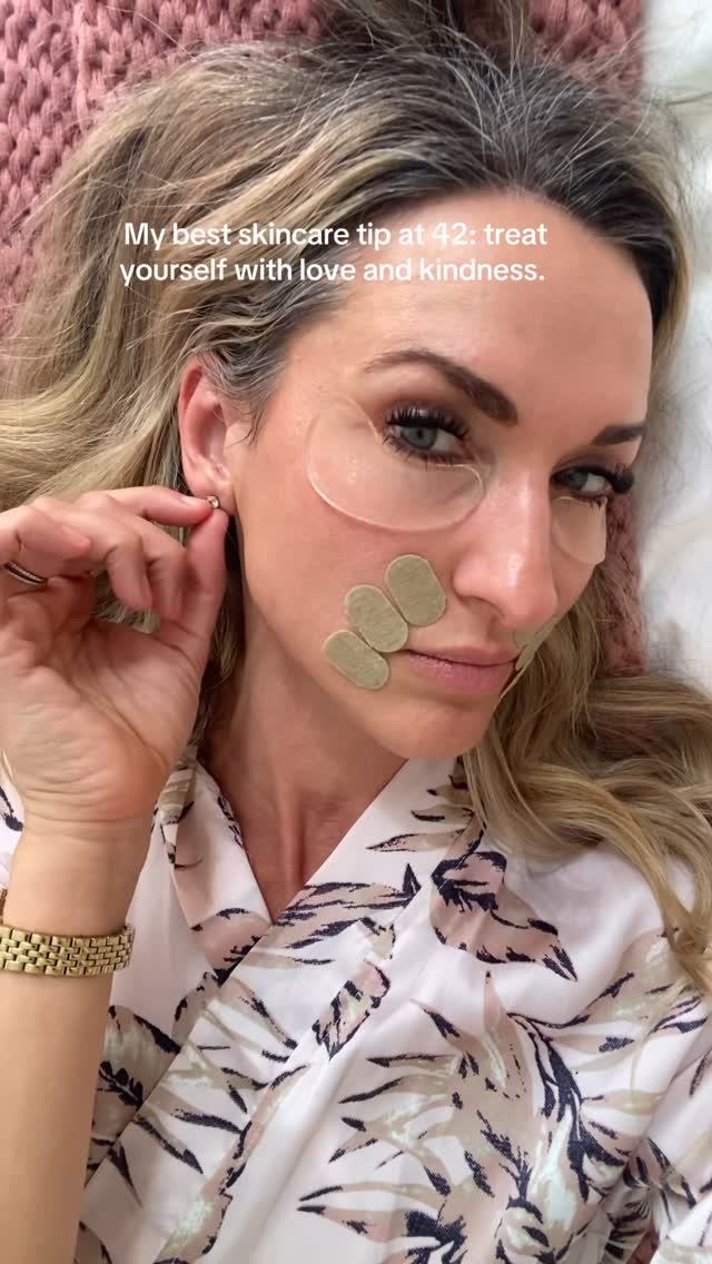 🎥 Let’s play a game….name the movie I’m referencing. Only I’m going to change the iconic movie quote to be skincare related:
“I’m just a girl….Staying home on a Friday night….Asking her eye gels to love her.”
Can you guess the movie?? Bonus points if you can say the movie quote correctly, too!!!
This is 42 🤣🫶🏼
#frownies #collagenundereyesmask #collageneyemask #collageneyegel #undereyecircles #undereyecare