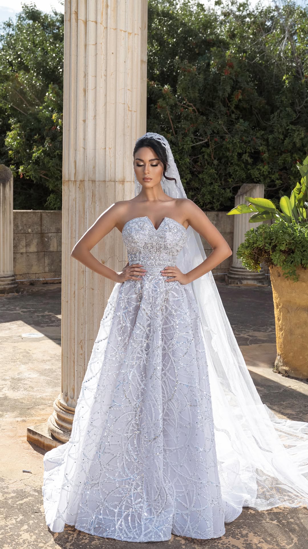 Une robe bustier en dentelle délicate, sublimée par un voile léger, alliant élégance et raffinement pour une silhouette aérienne et envoûtante #dress #newcollection #tunisia Dress disponible à
Carthage Salambo : 98709000