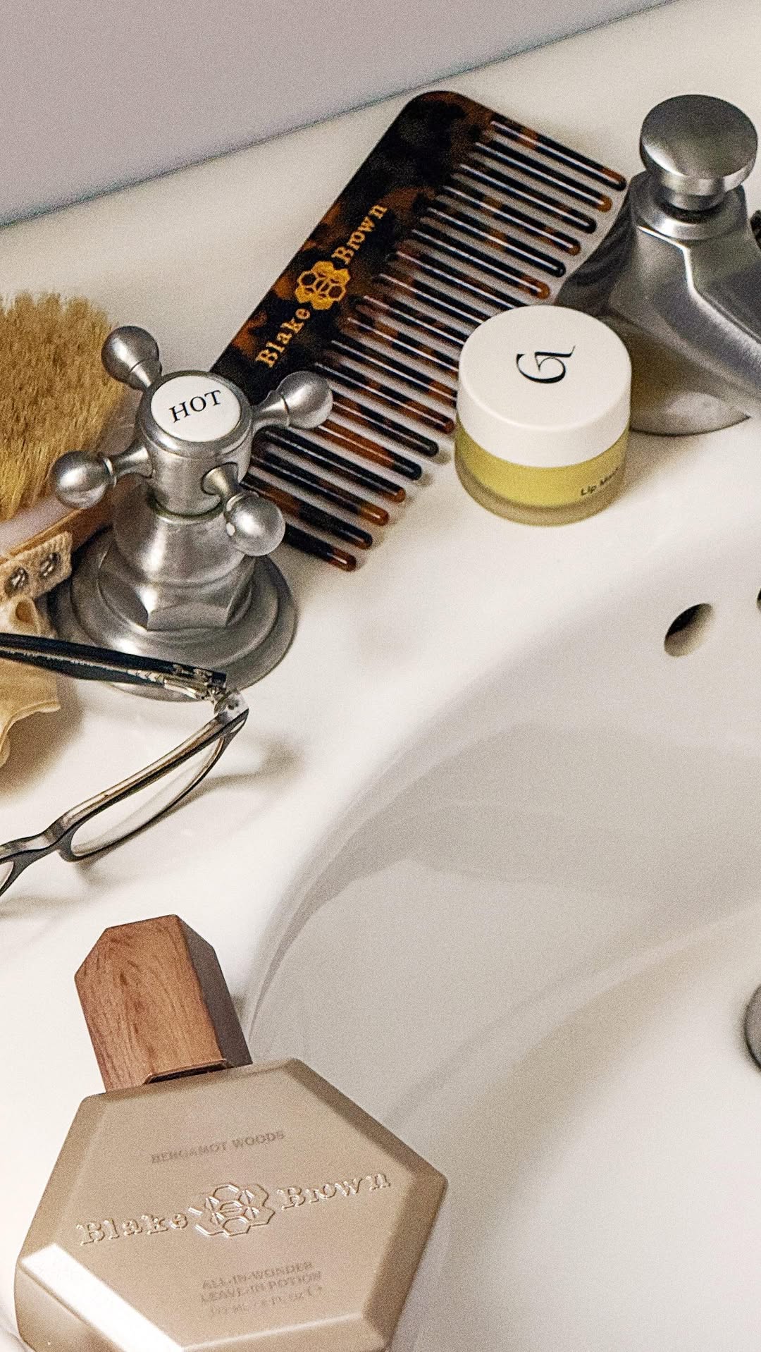 This one is for your inner 1960’s starlet. Crown teased, ends soft, and a modern formula that makes it all look effortless.
All-In-Wonder Leave-In detangles, smooths and adds shine for strands worthy of a vintage close-up. Shop now at @target