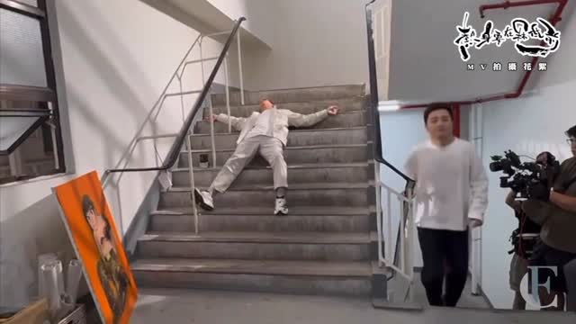 隱藏版的「熱身要在冧低前 」之龍導篇
👀想睇更多,快d click入:
https://youtu.be/TZ9QMUbD310?si=qgRKCLiHBNgnvFXx
🎧想聽更多,可click入:
https://orcd.co/vdvjvyv
#譚輝智 #張佳添 #林寶 #潘文龍 #熱身要在冧低前 #生活 #告票 #抄牌 #OT #無人工加 #熱身 #外賣
#司機 #好攰 #labubu隱藏版