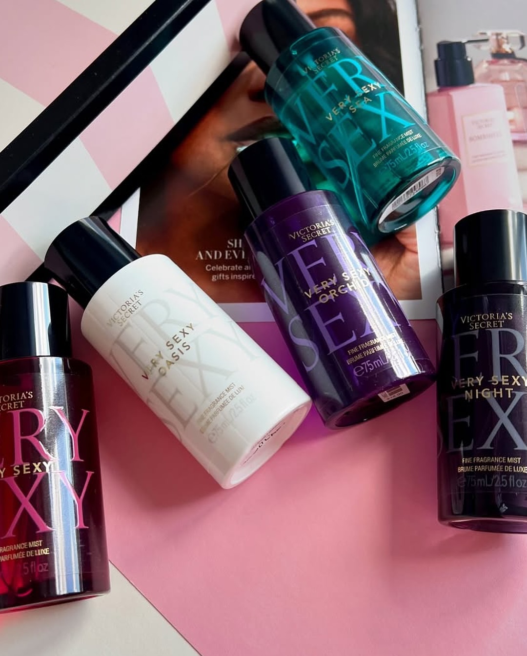 💋 VERY SEXY mini collection — 75 мл
Пять культовых ароматов, пять настроений.
В мини-формате — удобно брать с собой, но эффект… максимум! ✨
⸻
🔥 Very Sexy
Соблазнительный и смелый.
Ноты: орхидея, можжевельник, мандарин.
Тон: ТЁПЛЫЙ
➡️ Для тех, кто любит внимание и дерзкий флирт.
🌙 Very Sexy Night
Темный, загадочный и манящий.
Ноты: черная орхидея, бархатные листья, ваниль.
Тон: ТЁПЛЫЙ, насыщенный
➡️ Идеален для вечерних выходов и свиданий.
🌊 Very Sexy Sea
Свежий, морской, с лёгким шлейфом цитрусов.
Ноты: итальянский лимон, морской бриз, бергамот.
Тон: ХОЛОДНЫЙ
➡️ Летнее настроение в одном флаконе.
🏝 Very Sexy Oasis
Экзотический и расслабляющий.
Ноты: нероли, апельсиновый цвет, цветок кактуса.
Тон: ТЁПЛЫЙ
➡️ Уносит мысленно в оазис под шум пальм.
💜 Very Sexy Orchid
Роскошный и глубокий.
Ноты: черная орхидея, тёмные ягоды, золотая амбра.
Тон: СРЕДНИЙ
➡️ Аромат для особых случаев. Женственный и запоминающийся.
⸻
💼 Удобный формат 75 мл — для сумочки или путешествий