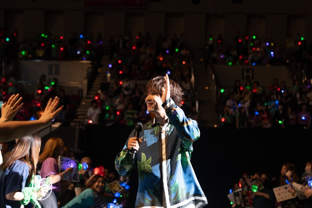 ノンプリ神戸ありがとうございました‼︎
今回のノンプリもみんなが盛り上げてくれたおかげでイベントが大成功に終われたと思います!
手伝ってくれて本当にありがとう!
特に今回はゲリラでエスポに出てもらった時、ゲリラだったのにも関わらずエスポの歌でみんなが盛り上がってるのを見て間違いなくコムレンジャーは最強のファンであることを確信しました。
僕たちが成長すると同時にファンのみんなも成長していく。どこまでもこのイベントが大きくなっていく未来が見えた神戸公演でした‼︎
そして個人的な話にはなるのですが、夜公演でカーテンを歌った時みんなが想像以上に一緒に歌ってくれて本当に嬉しかったし、
AMUGRIや悠馬、そして五人の楽曲を心から愛してくれているんだなぁと思うと感動しました。
本当にYouTube活動をしながらアーティスト活動をしていて良かったです!
今後もまだまだみんなと盛り上がれる絶好の機会がたくさんあるので、僕たち自身回を重ねる毎にパワーアップしていければなと思います💪
これからも最強の応援よろしくお願いします🔥